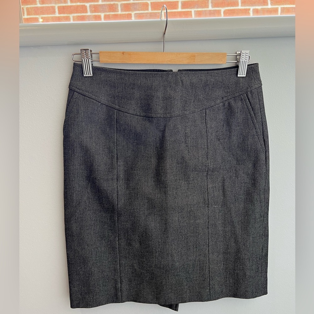 Stretch pencil skirt with fine herringbone texture and pockets